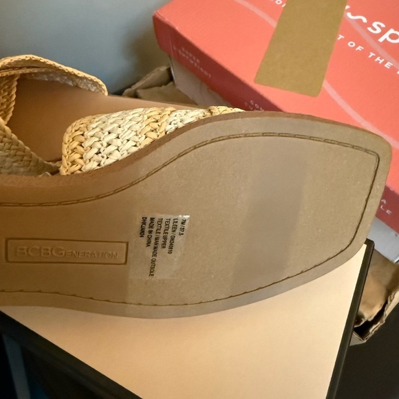 New nib BCBGeneration Women's Tan Woven Sandals sz 7 - Picture 4 of 4